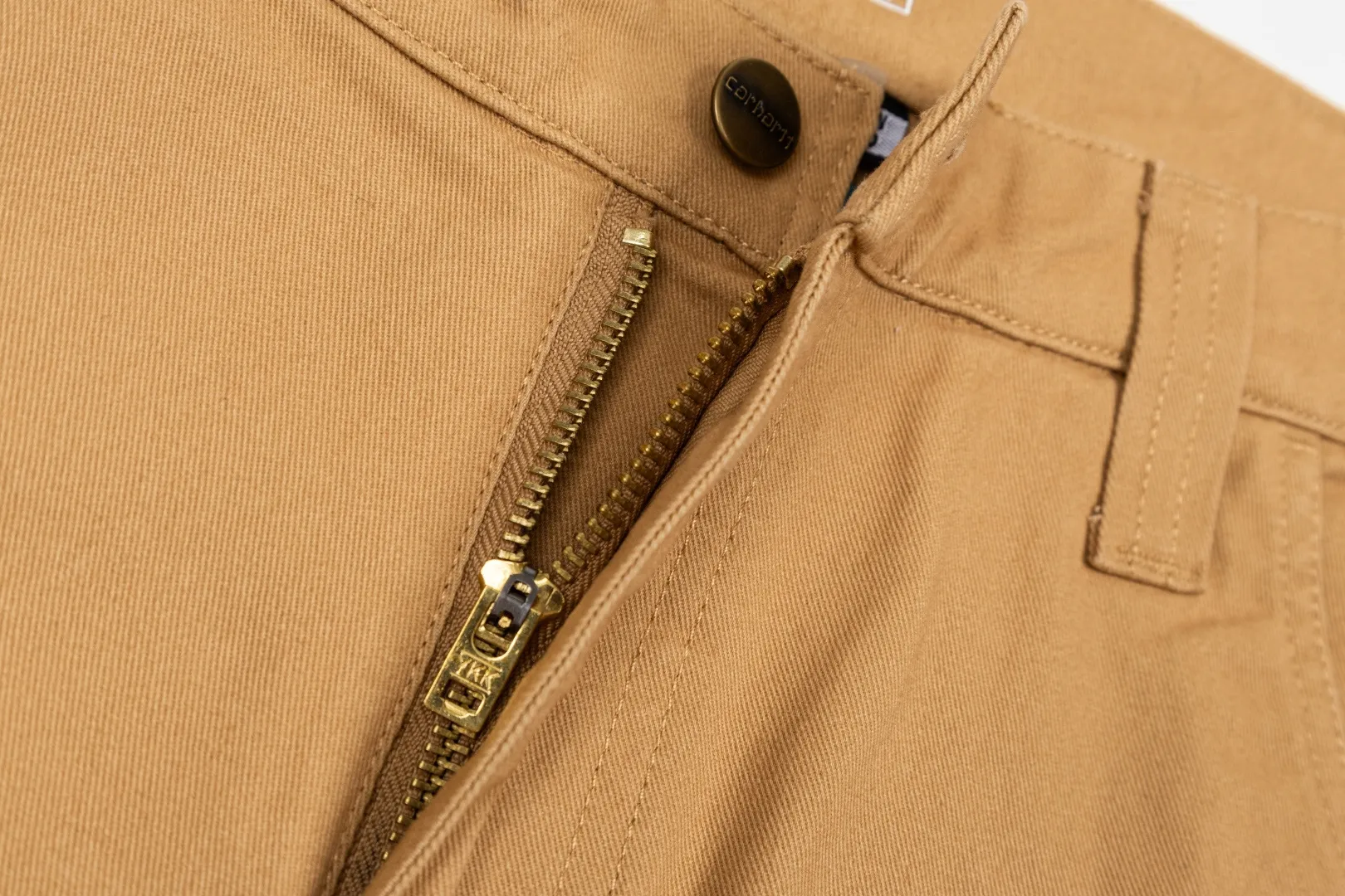 130 Carhartt Carhartt trousers American Retro ceiling Who knows! Carhartt's overalls are really welded to the body. Classic washed and distressed Canvas fabric, which is more and more time-worn. Three-dimensional tailoring + multi-pocket design, American Retro feeling. Whether it is worn with a sweater, T-shirt or denim jacket, it has a great sense of atmosphere. The loose and straight version is super friendly to all body types. People with pear-shaped figures and thick legs can just close their eyes. It covers the flesh to make you look slimmer, and can also be worn to create a casual and relaxed feeling. It can be used for daily commuting, looking cool on the street, and outdoor wear. Carhartt's Classic gold label logo is full of details. The workmanship is solid and durable, and it can be worn for three to five years. It can be worn with American retro, cityboy, and cleanfit styles. A pair of pants can provide you with a whole year of style inspiration📸 Style number: 2064 Color: Khaki Carbon Gray Black Size: S-2XL